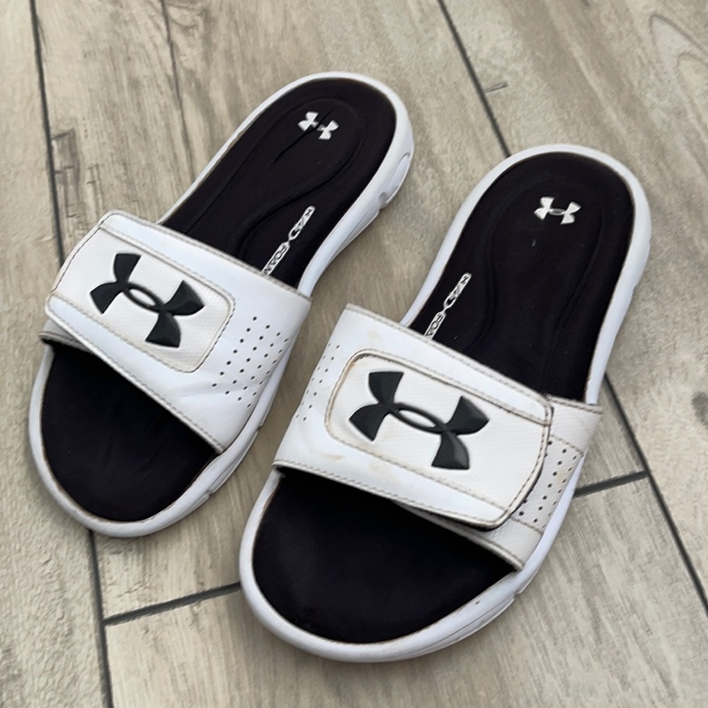 Under Armour Boys flip flops Size 3